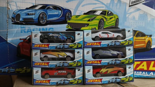 Mali plastični auto u kutiji