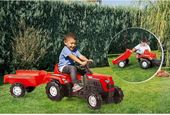 Traktor sa prikolicom crveni